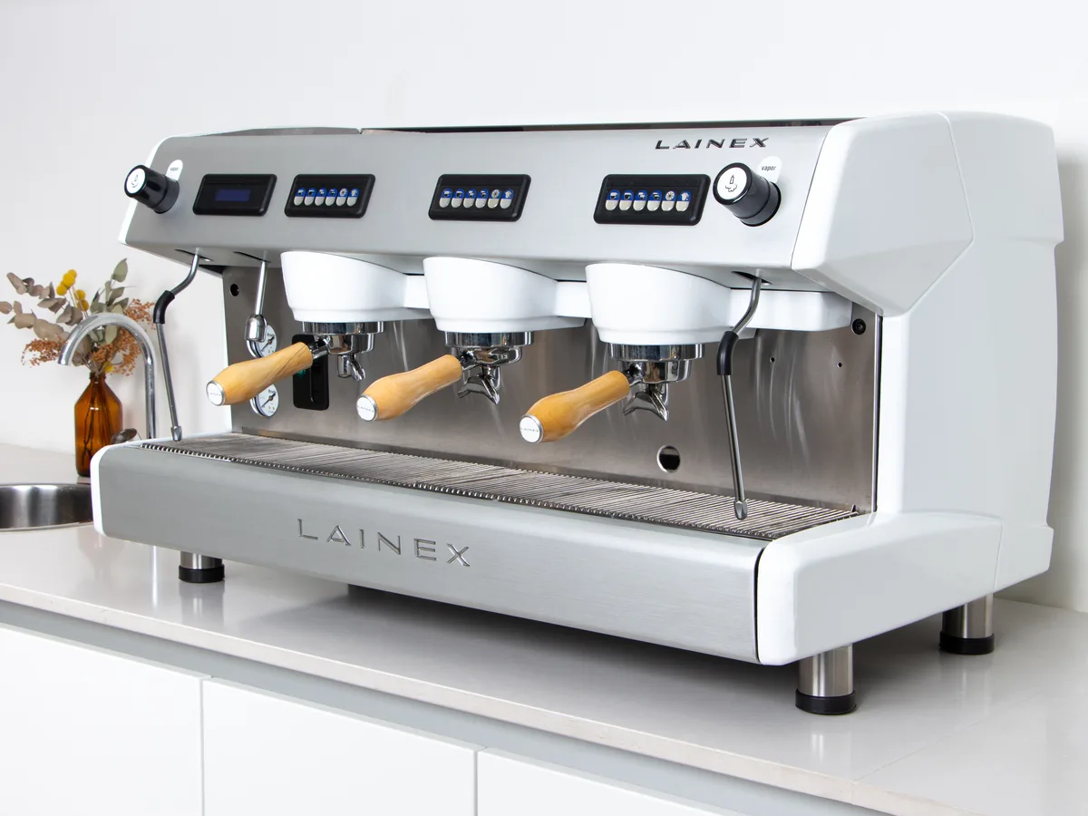 Máquina de café espresso profesional Lainex de tres grupos